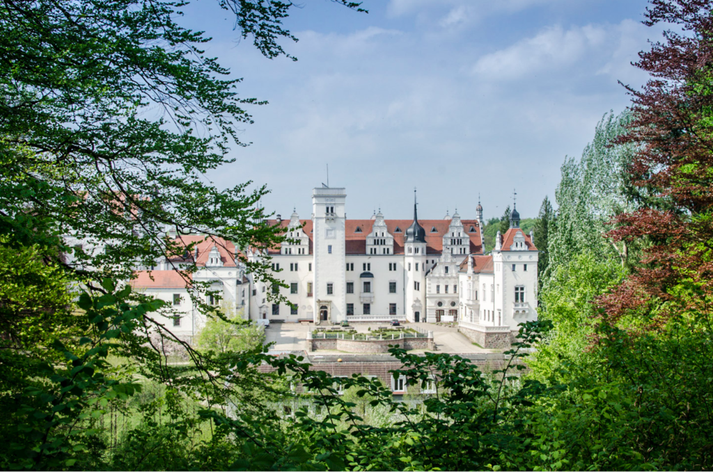 Blick auf Schloß Boitzenburg vom Apollo Tempel aus